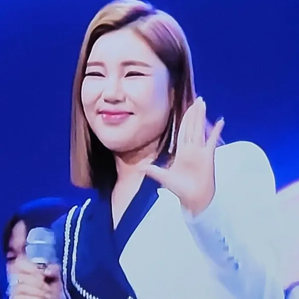 Popular photo full of fans’ love for Song Gain