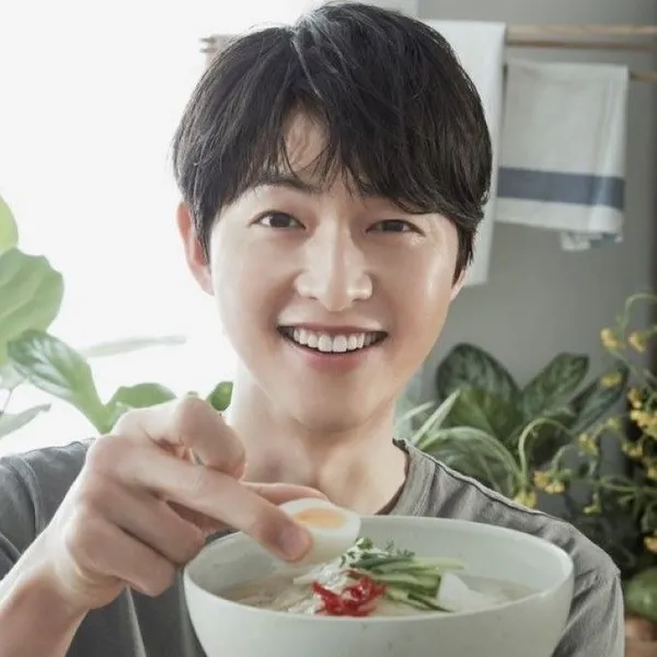 Popular photo full of fans’ love for Song Joongki