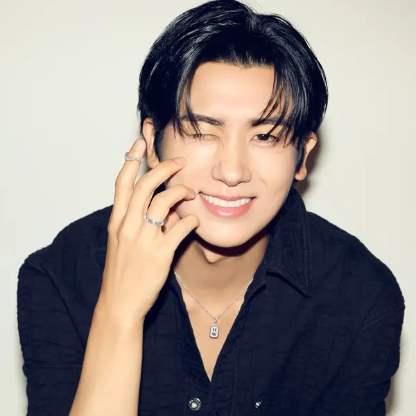 Popular photo full of fans’ love for Park Hyungsik