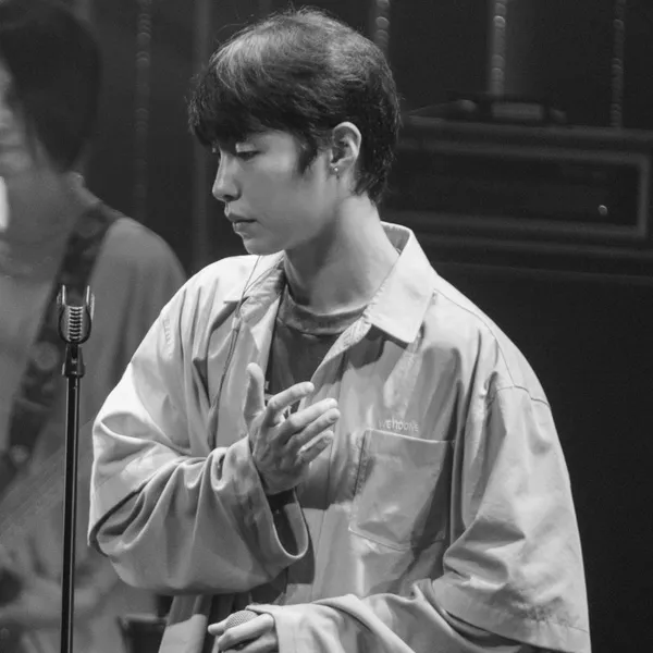 Popular photo full of fans’ love for Lee Jaewook