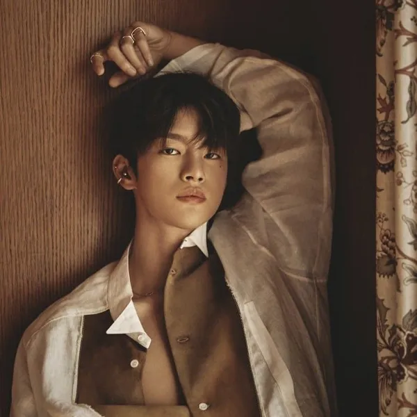 Popular photo full of fans’ love for Seo Inguk