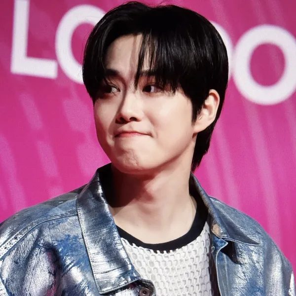 Popular photo full of fans’ love for Suho