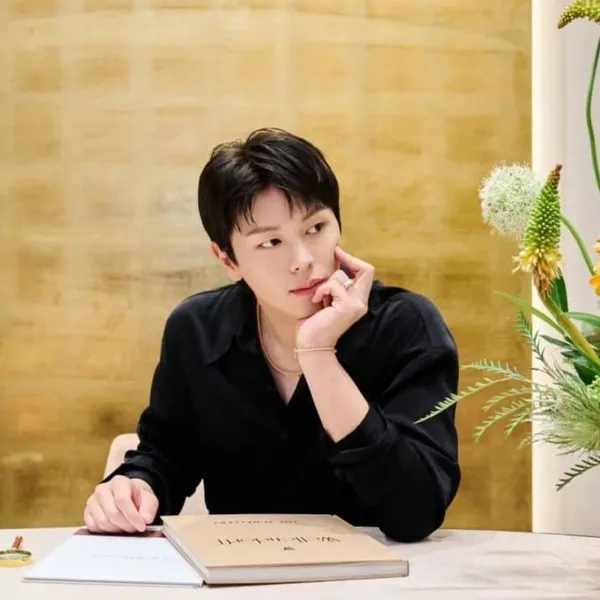 Popular photo full of fans’ love for Yook Sungjae