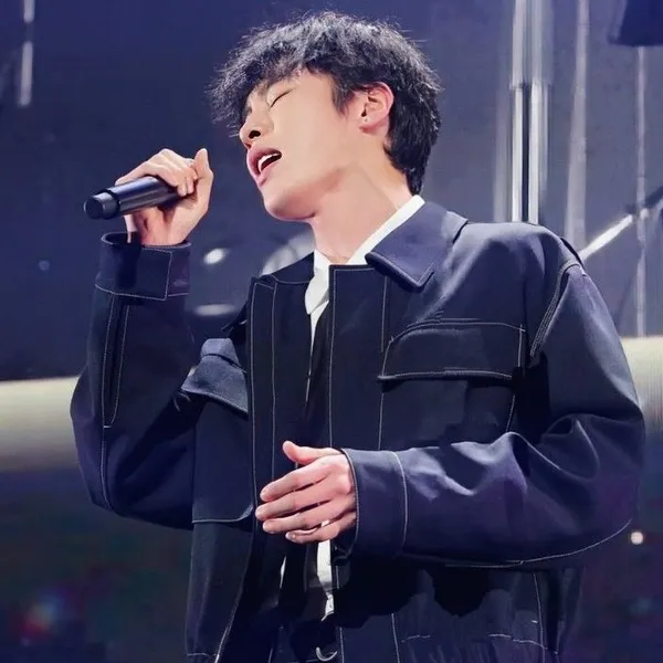 Foto populer Lee Jaewook yang penuh cinta dari penggemar