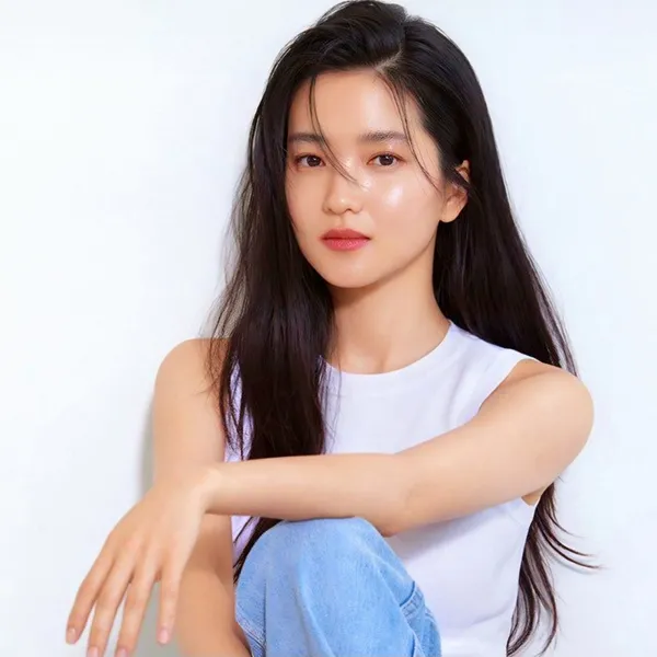 The most loved look of Kim Taeri today