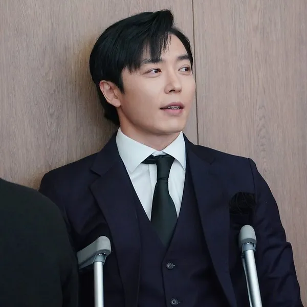 Popular photo full of fans’ love for Kim Jaewook