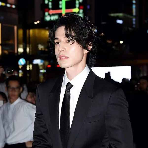 Popular photo full of fans’ love for Lee Dongwook