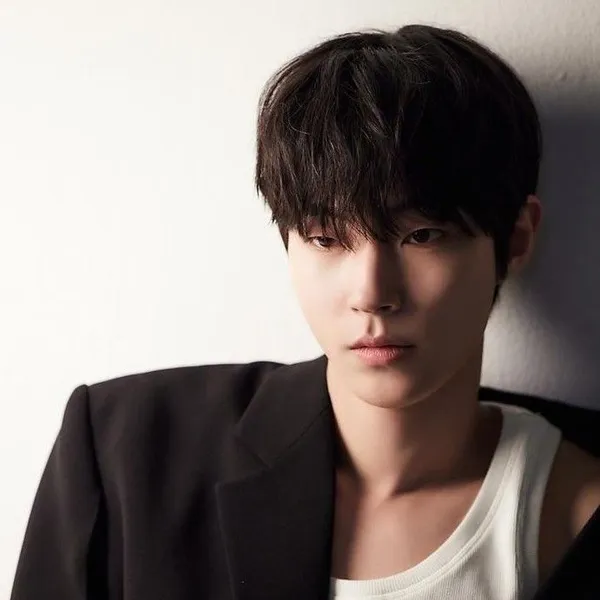 Popular photo full of fans’ love for Hwang Inyoup