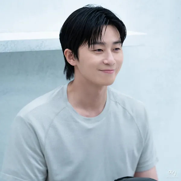 The most loved look of Park Seojoon today
