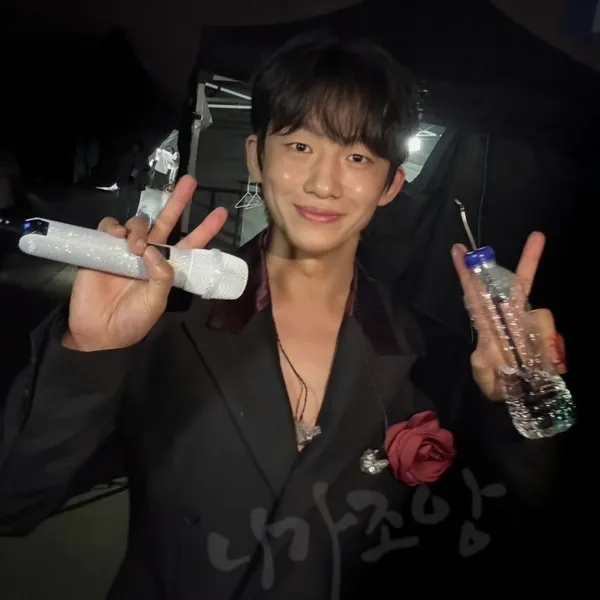 Popular photo full of fans’ love for Shin Seungtae