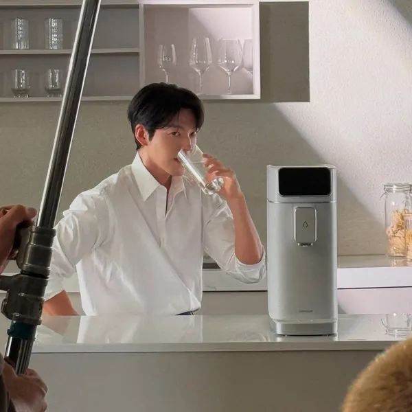 Foto populer Kim Woobin yang penuh cinta dari penggemar