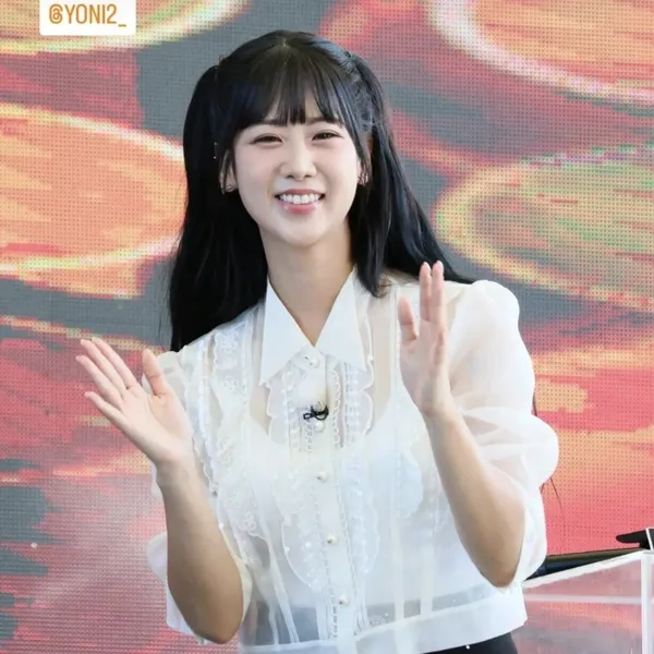 The most loved look of Kang Hyeyeon today