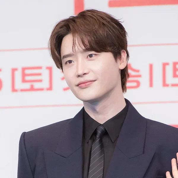 Popular photo full of fans’ love for Lee Jongsuk