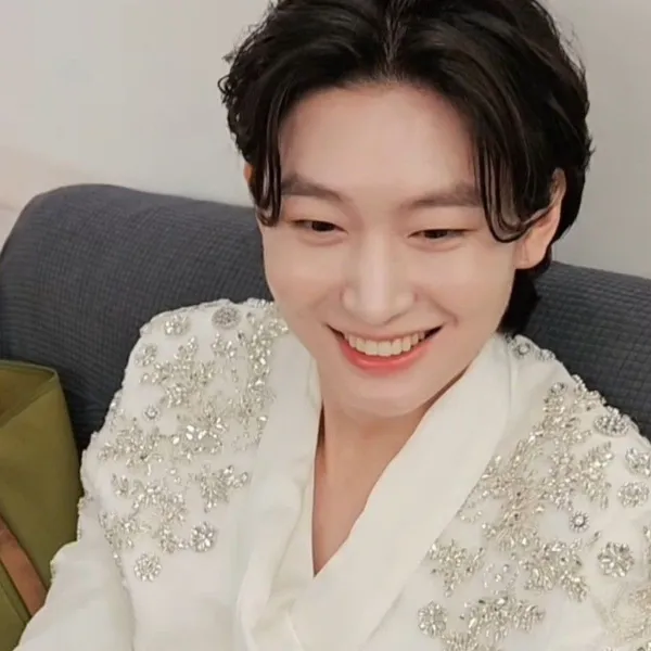 Popular photo full of fans’ love for Kim Yongbin