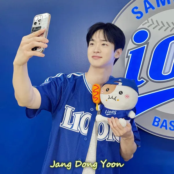 The most loved look of Jang Dongyoon today