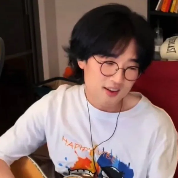 Popular photo full of fans’ love for Bak Changgeun