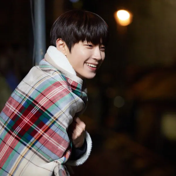 Popular photo full of fans’ love for Hwang Inyoup