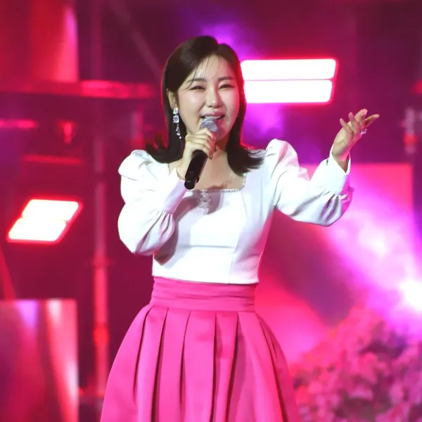 The most loved look of Song Gain today