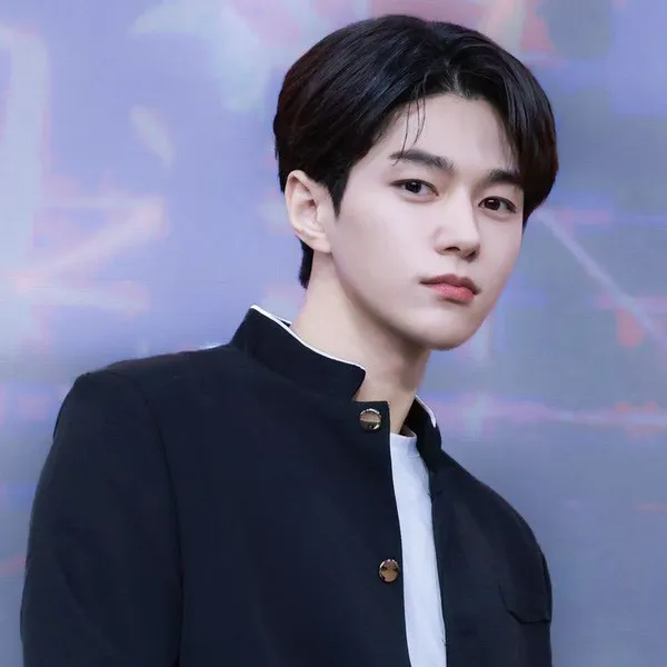 Popular photo full of fans’ love for Kim Myungsoo (L)