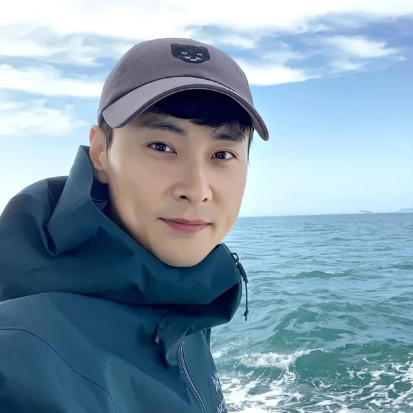 Popular photo full of fans’ love for Min Kyunghoon