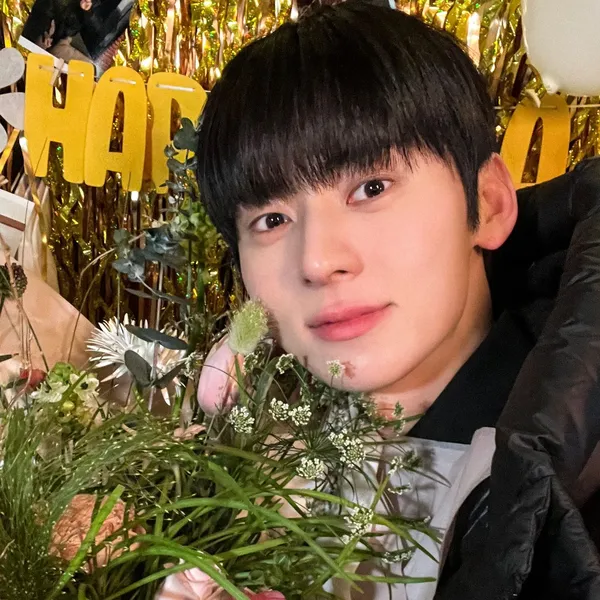 The most loved look of Hwang Minhyun today