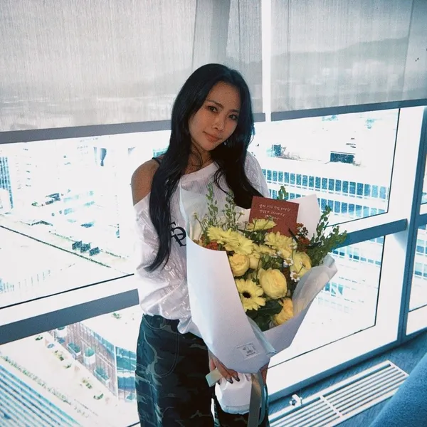 Popular photo full of fans’ love for Honey J