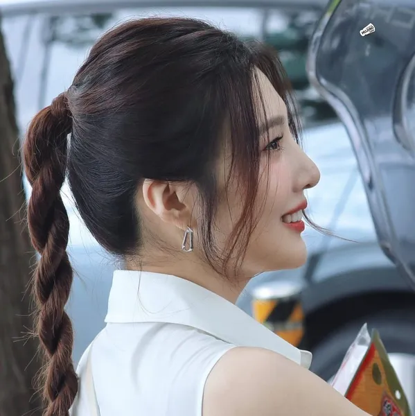 Popular photo full of fans’ love for JOY