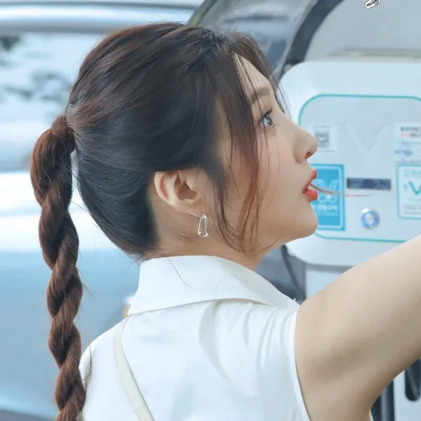 Popular photo full of fans’ love for JOY