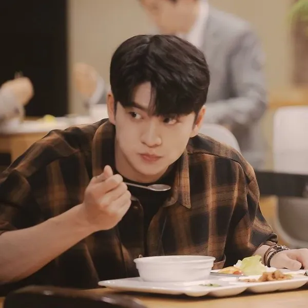 Popular photo full of fans’ love for Kang Taeoh