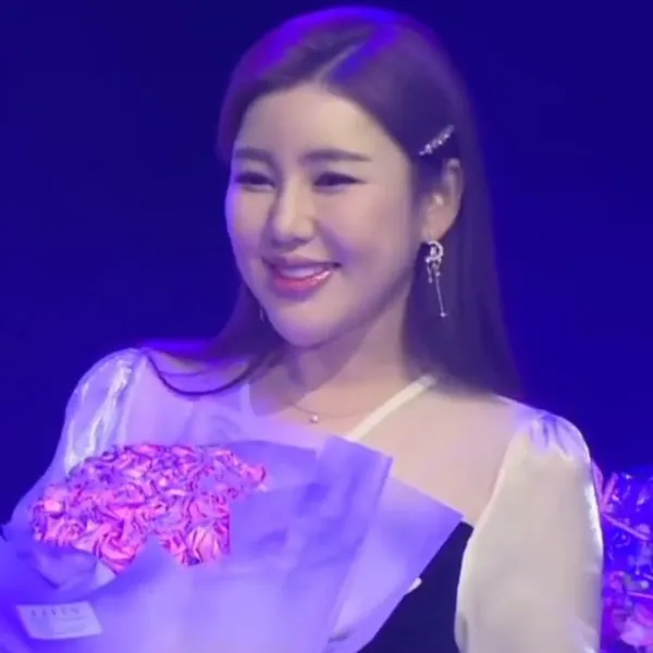 The most loved look of Song Gain today