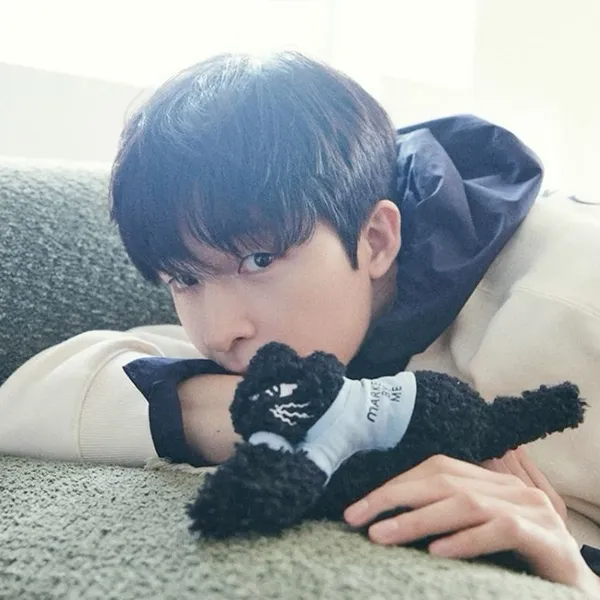 Popular photo full of fans’ love for Hong Kyung