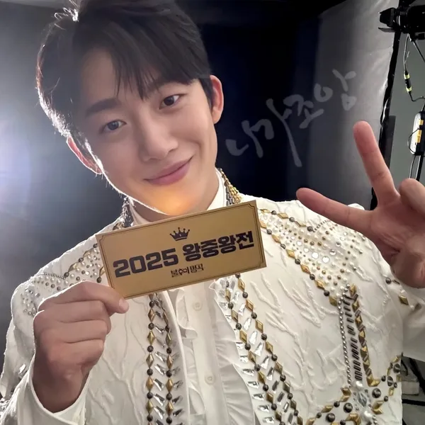 The most loved look of Shin Seungtae today