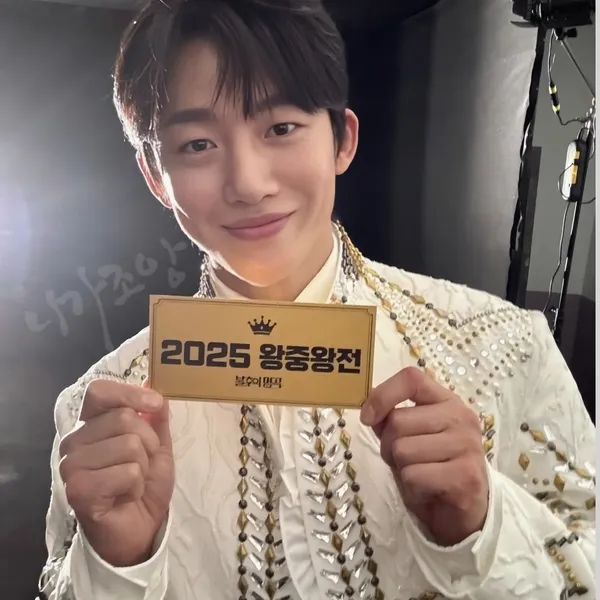 The most loved look of Shin Seungtae today