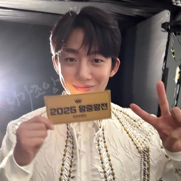 Popular photo full of fans’ love for Shin Seungtae