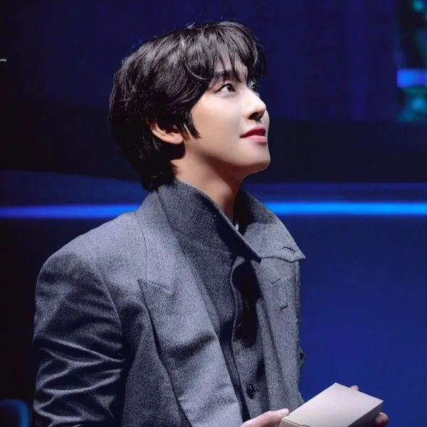 Foto populer Ahn Hyoseop yang penuh cinta dari penggemar