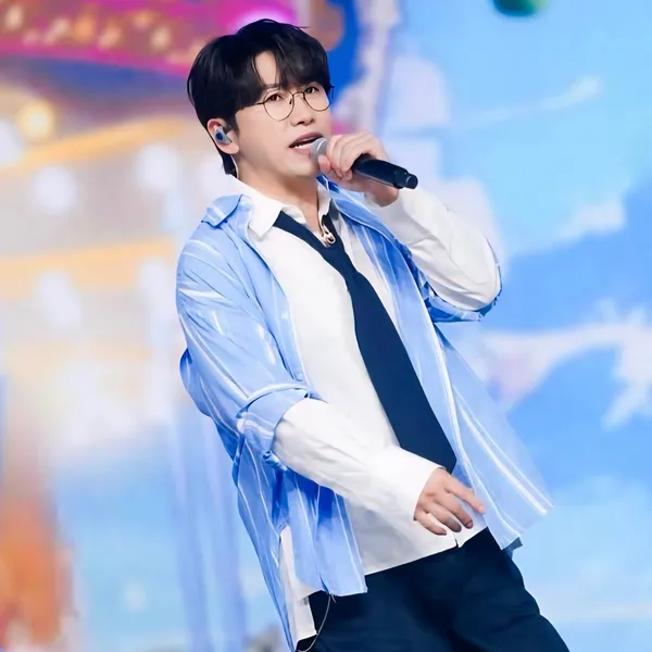 Popular photo full of fans’ love for Chungil