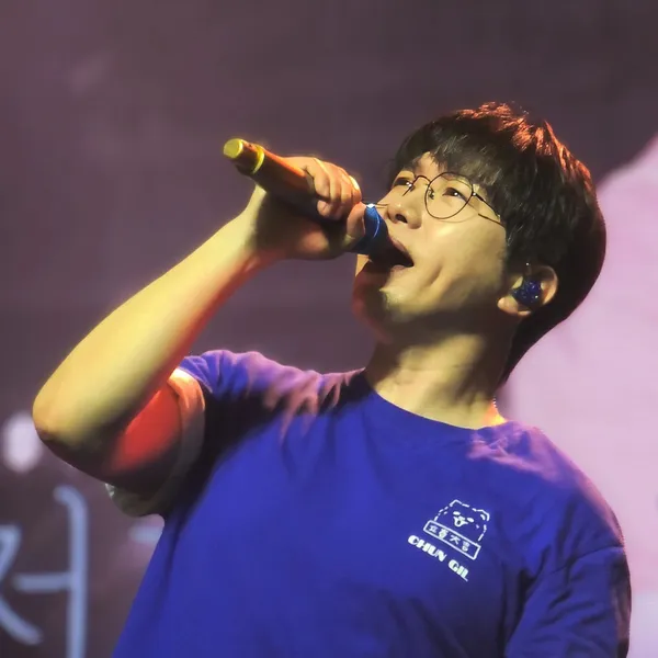 Popular photo full of fans’ love for Chungil