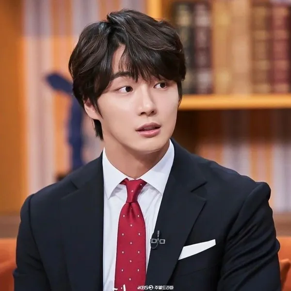 The most loved look of Yoon Shiyoon today