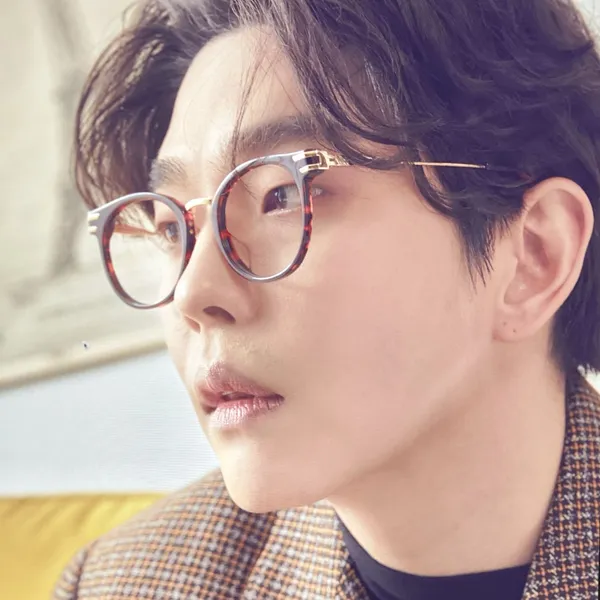 Popular photo full of fans’ love for Yoon Kyunsang