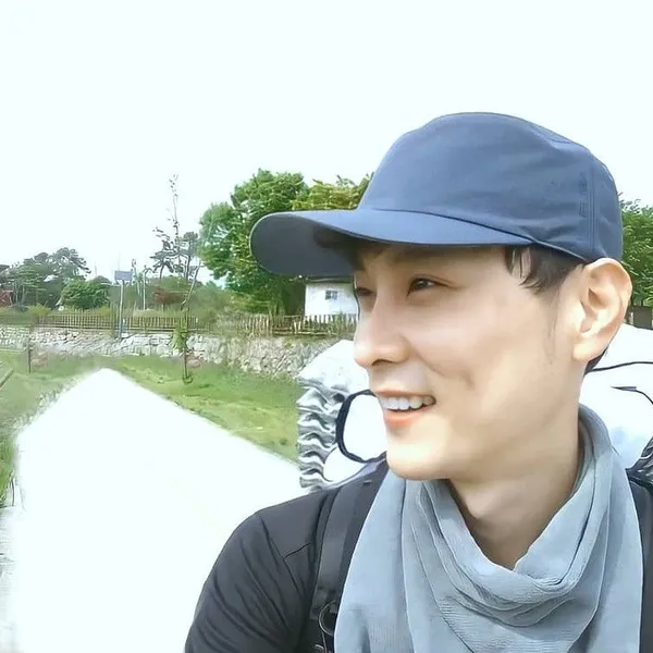 Popular photo full of fans’ love for Min Kyunghoon