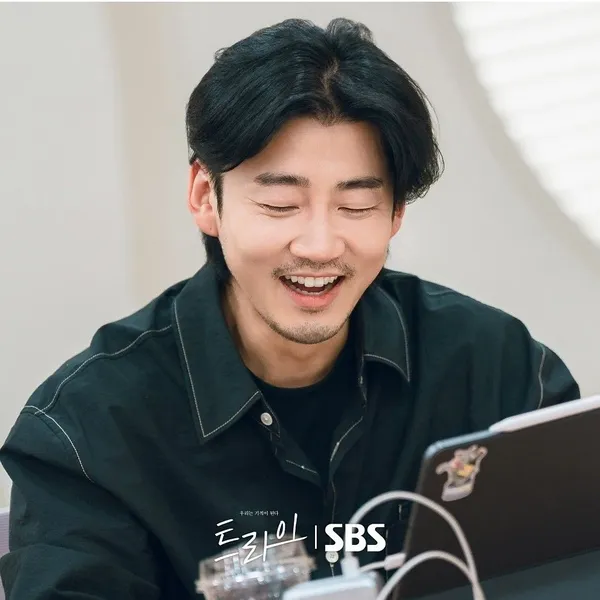 The most loved look of Yoon Gyesang  today