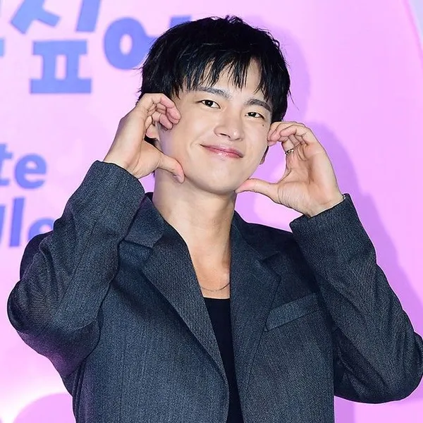 Popular photo full of fans’ love for Seo Inguk