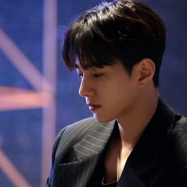 The most loved look of Kim Myungsoo (L) today