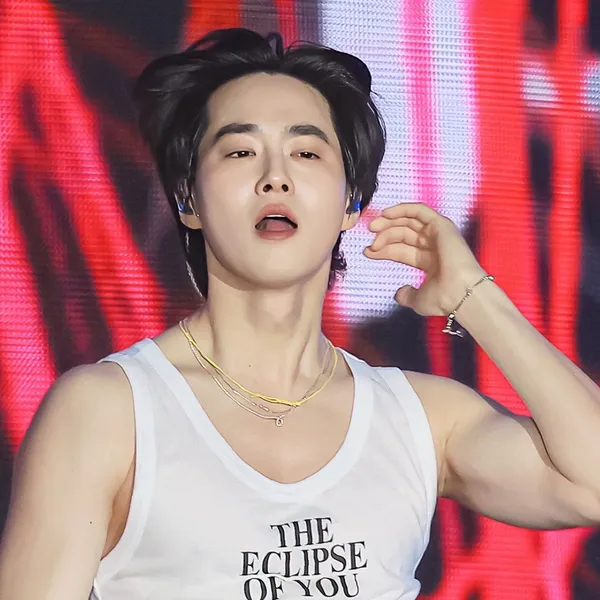 Popular photo full of fans’ love for Suho