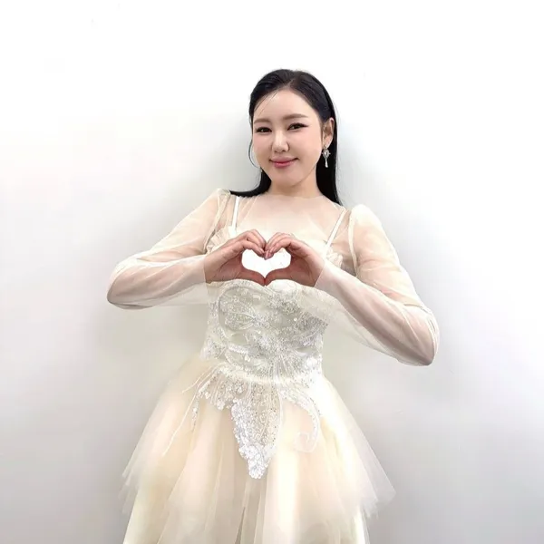 The most loved look of Song Gain today