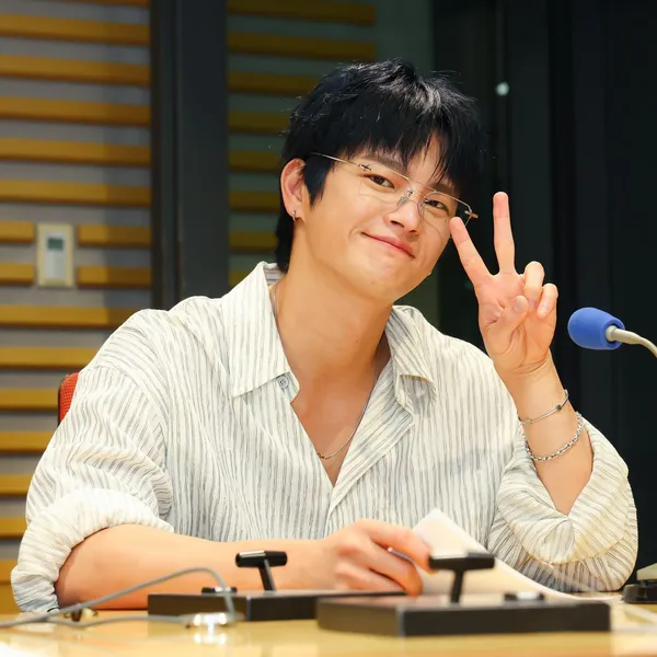Popular photo full of fans’ love for Seo Inguk