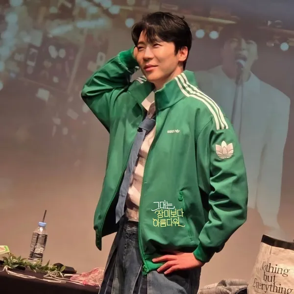 Popular photo full of fans’ love for Enoch