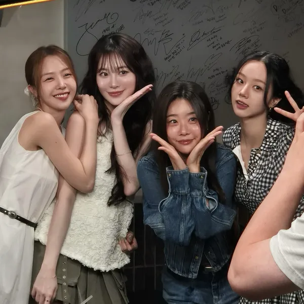 Popular photo full of fans’ love for Minah