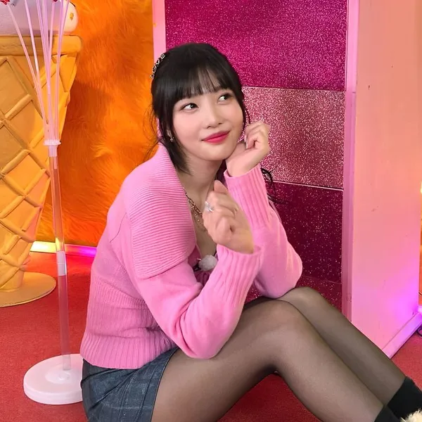 Popular photo full of fans’ love for JOY