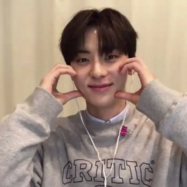Popular photo full of fans’ love for Hwang Minhyun